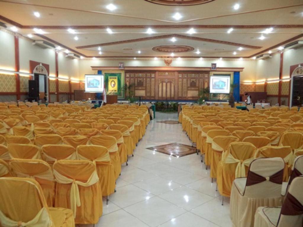 Yusro Hotel Restaurant & Convention Jombang Exteriör bild