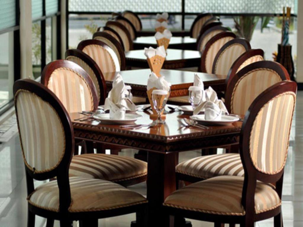 Yusro Hotel Restaurant & Convention Jombang Exteriör bild