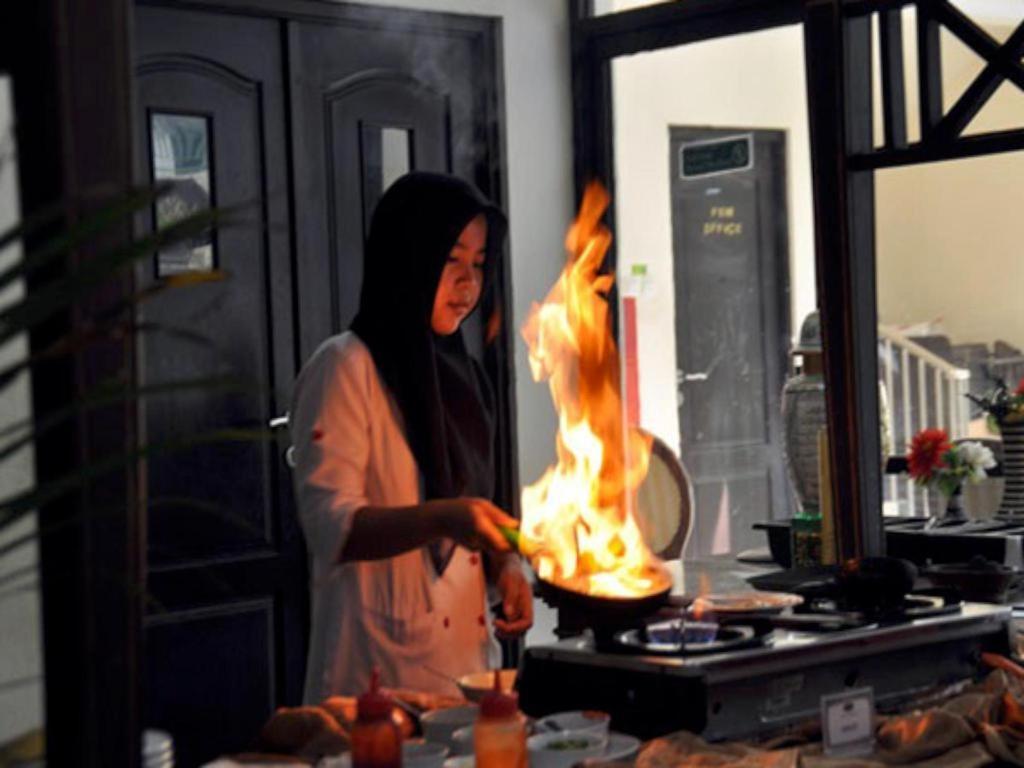 Yusro Hotel Restaurant & Convention Jombang Exteriör bild