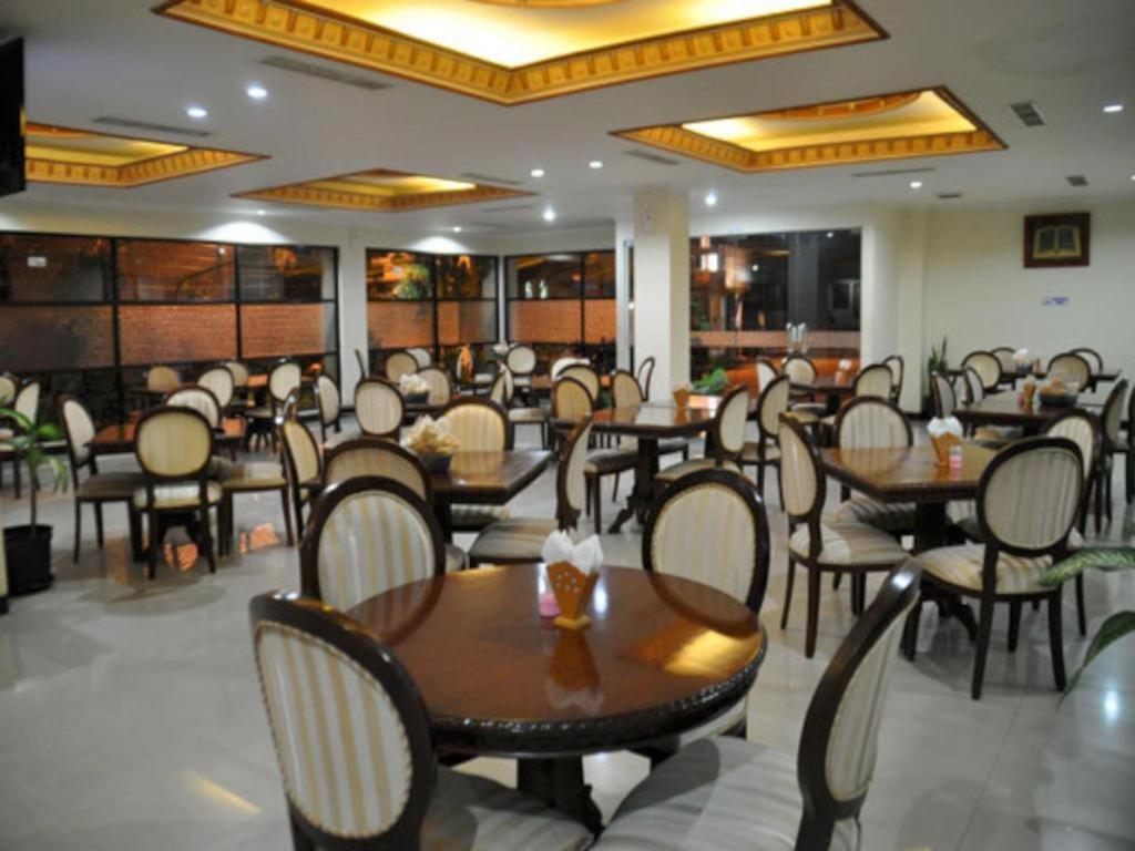 Yusro Hotel Restaurant & Convention Jombang Exteriör bild