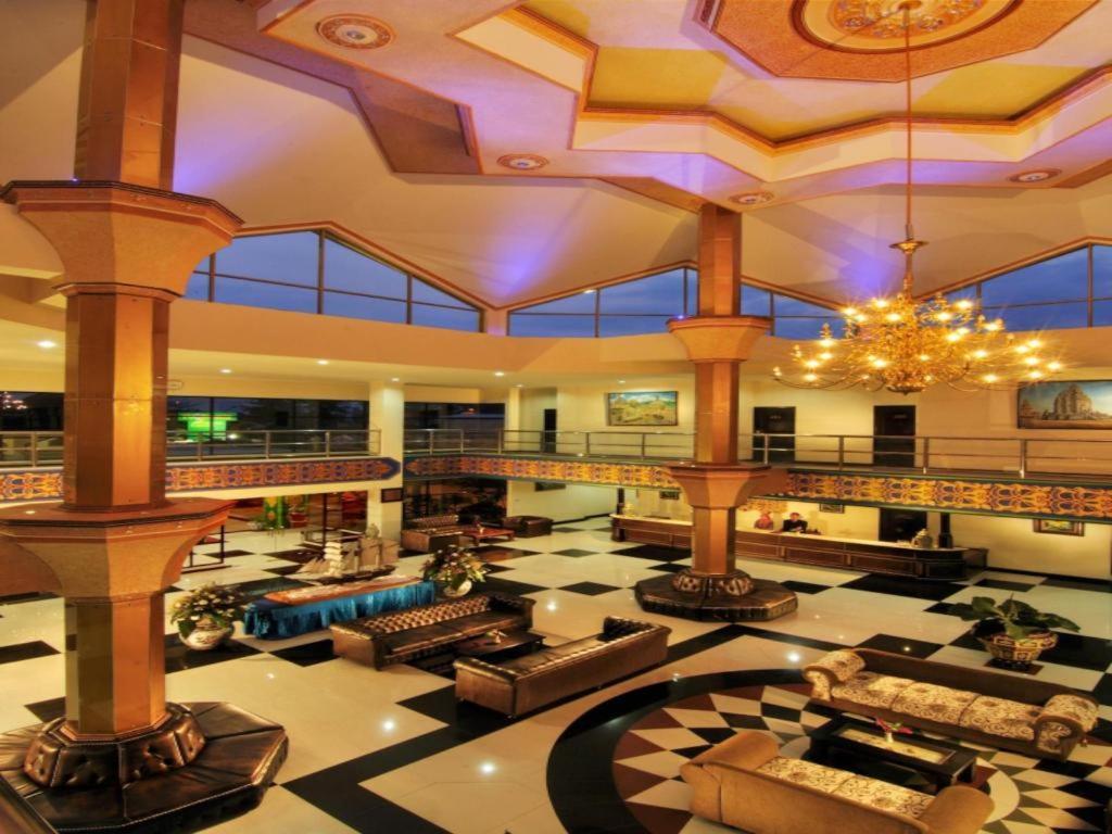 Yusro Hotel Restaurant & Convention Jombang Exteriör bild
