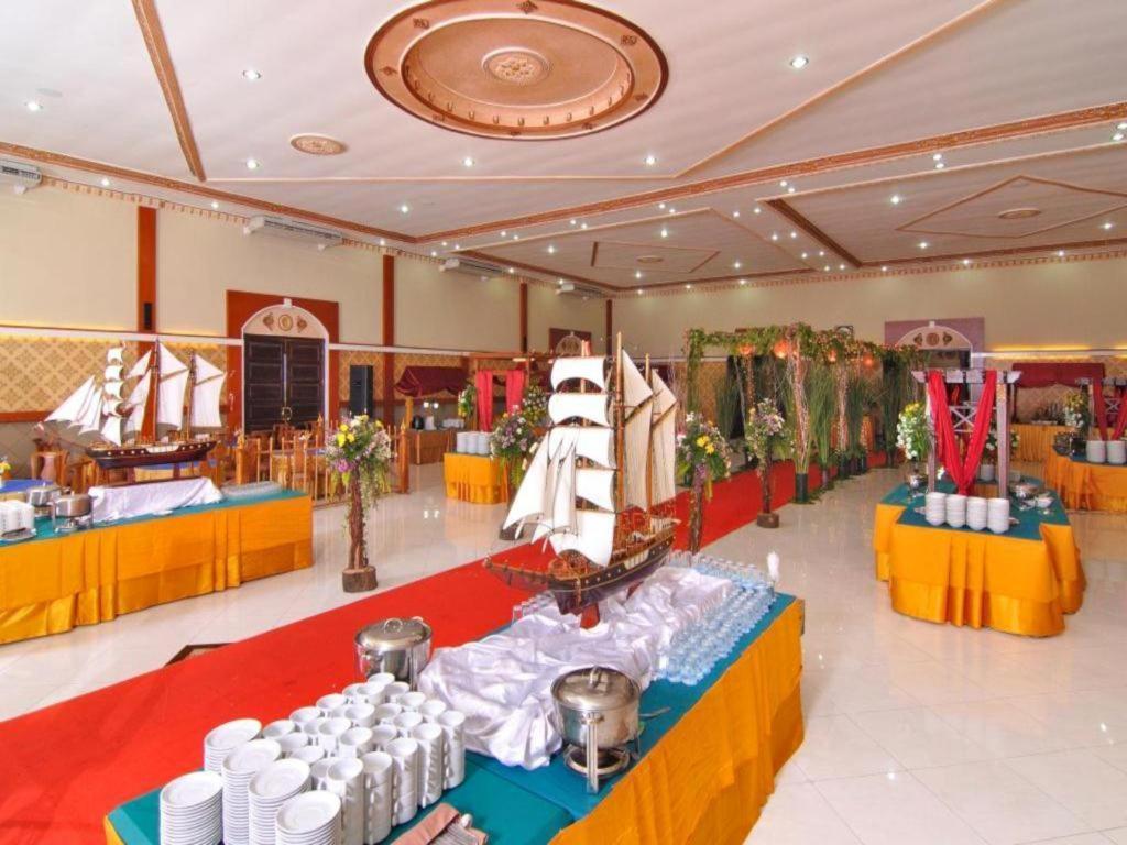 Yusro Hotel Restaurant & Convention Jombang Exteriör bild