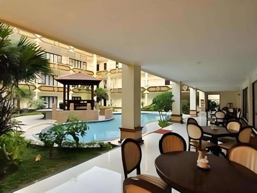 Yusro Hotel Restaurant & Convention Jombang Exteriör bild