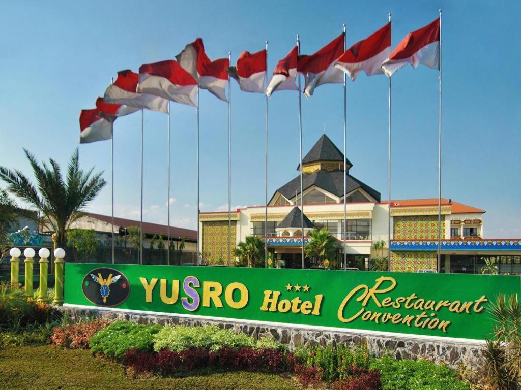 Yusro Hotel Restaurant & Convention Jombang Exteriör bild