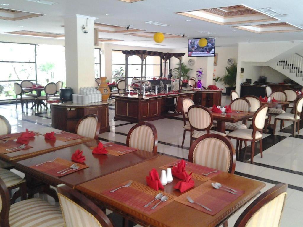 Yusro Hotel Restaurant & Convention Jombang Exteriör bild