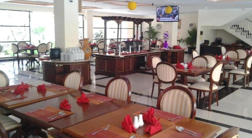 Yusro Hotel Restaurant & Convention Jombang Exteriör bild