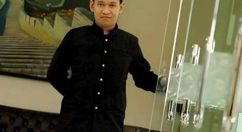 Yusro Hotel Restaurant & Convention Jombang Exteriör bild