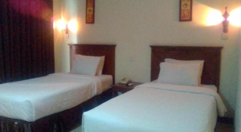 Yusro Hotel Restaurant & Convention Jombang Exteriör bild