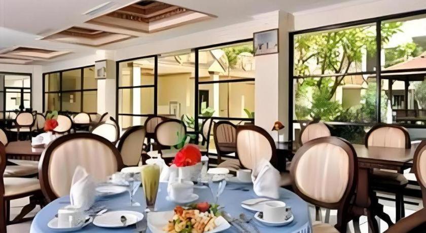 Yusro Hotel Restaurant & Convention Jombang Exteriör bild