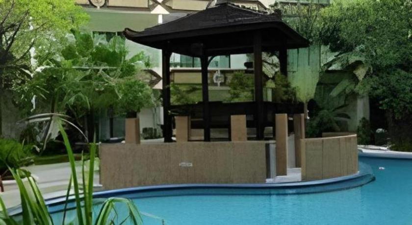 Yusro Hotel Restaurant & Convention Jombang Exteriör bild