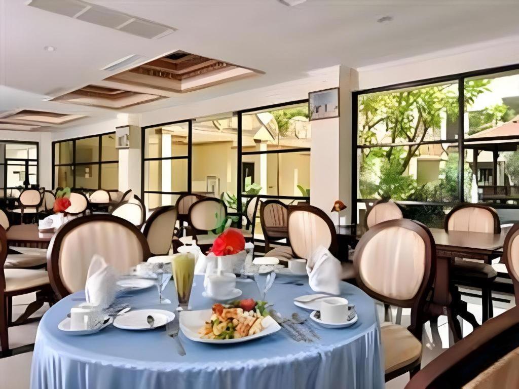 Yusro Hotel Restaurant & Convention Jombang Exteriör bild